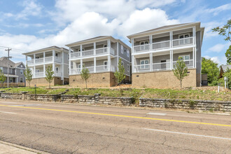 2005 McCallie Ave in Chattanooga, TN - Foto de edificio - Building Photo