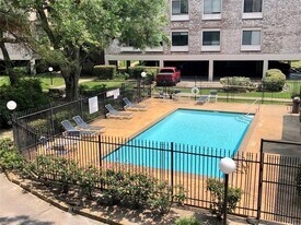 2213 S Braeswood Blvd in Houston, TX - Building Photo