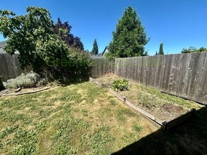 1601 NE Holman St in Portland, OR - Building Photo - Building Photo