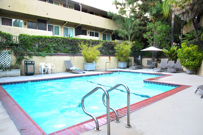 Montrose Villa Apartments in La Crescenta, CA - Foto de edificio - Building Photo