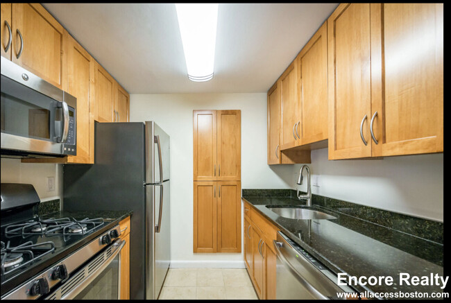 35 Gerry Rd, Unit #2STD in Chestnut Hill, MA - Foto de edificio - Building Photo