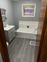 206 Thompson Ave in Donora, PA - Foto de edificio - Building Photo