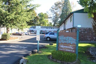 Greenbrier Apartments in Milwaukie, OR - Foto de edificio - Building Photo