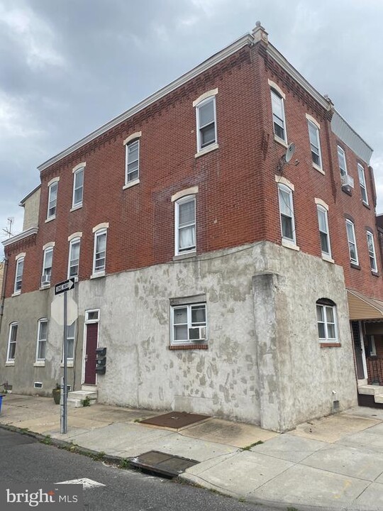 2421 E Somerset St in Philadelphia, PA - Building Photo