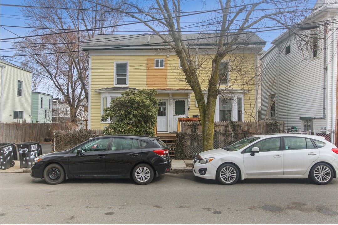 9 Wyatt St in Somerville, MA - Building Photo