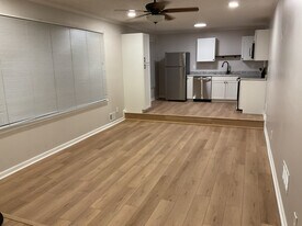 215 Thornton Dr in Fayetteville, GA - Building Photo