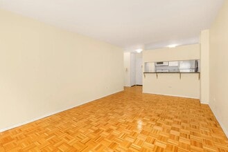 2 S End Ave in New York, NY - Building Photo - Building Photo