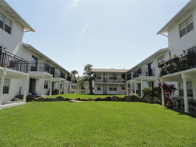 Beachside Apartments in Daytona Beach, FL - Foto de edificio - Building Photo