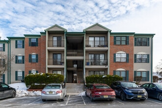 69 Fisher Dr in Franklin Township, NJ - Foto de edificio - Building Photo