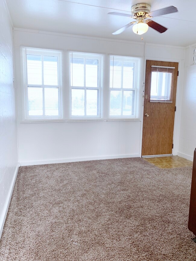 property at 909 W 5th St