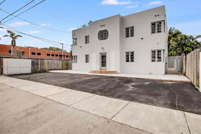572 NE 67th St-Unit -1 in Miami, FL - Building Photo - Building Photo