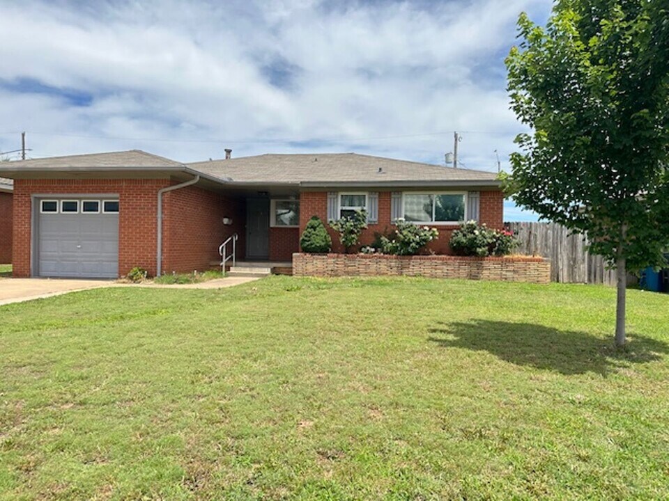 817 E Carroll Ln in Midwest City, OK - Building Photo