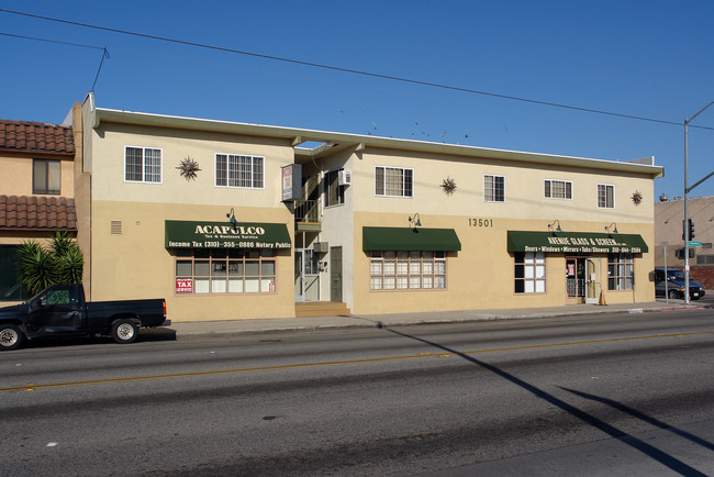 13501 Inglewood Ave in Hawthorne, CA - Building Photo - Building Photo