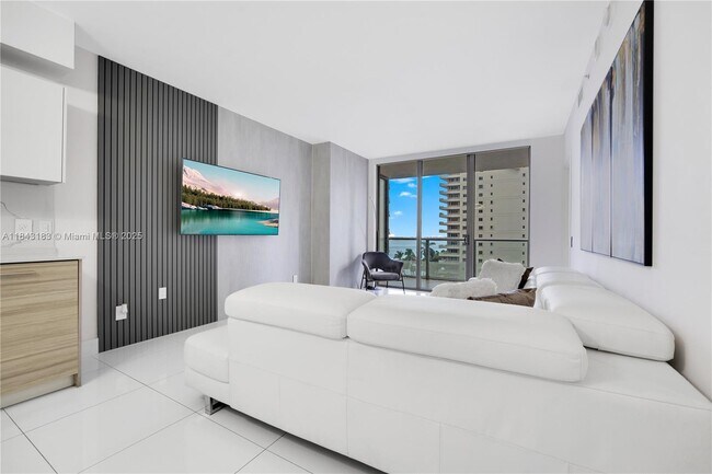 1300 Brickell Bay Dr in Miami, FL - Building Photo - Building Photo
