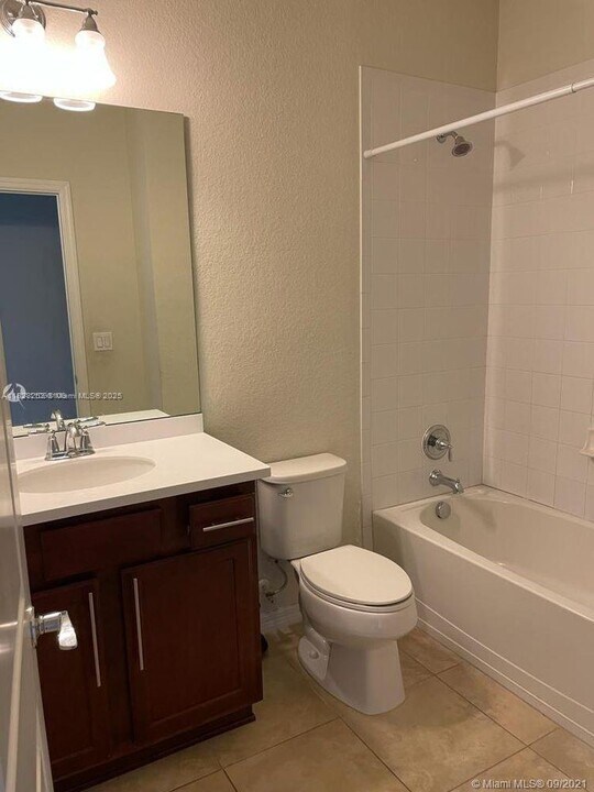 4255 Large Leaf Ln in Hollywood, FL - Building Photo