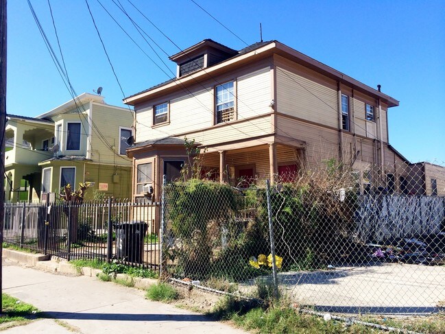 1111-1117 S Burlington Ave in Los Angeles, CA - Foto de edificio - Building Photo