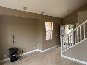 285 Midnight Moon Ln in Simi Valley, CA - Foto de edificio - Building Photo