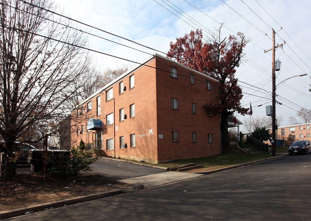 5215 B St SE in Washington, DC - Foto de edificio