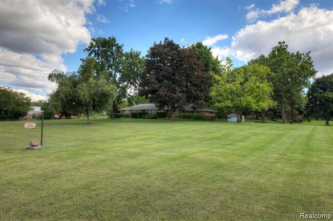 48707 Eight Mile W in Northville, MI - Building Photo - Building Photo