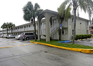 Raul Martinez Pavilion in Hialeah, FL - Foto de edificio - Building Photo