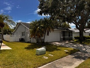 2519 Southern Oak Cir in Clearwater, FL - Building Photo - Building Photo