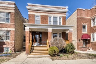 2018 W Hutchinson St in Chicago, IL - Building Photo