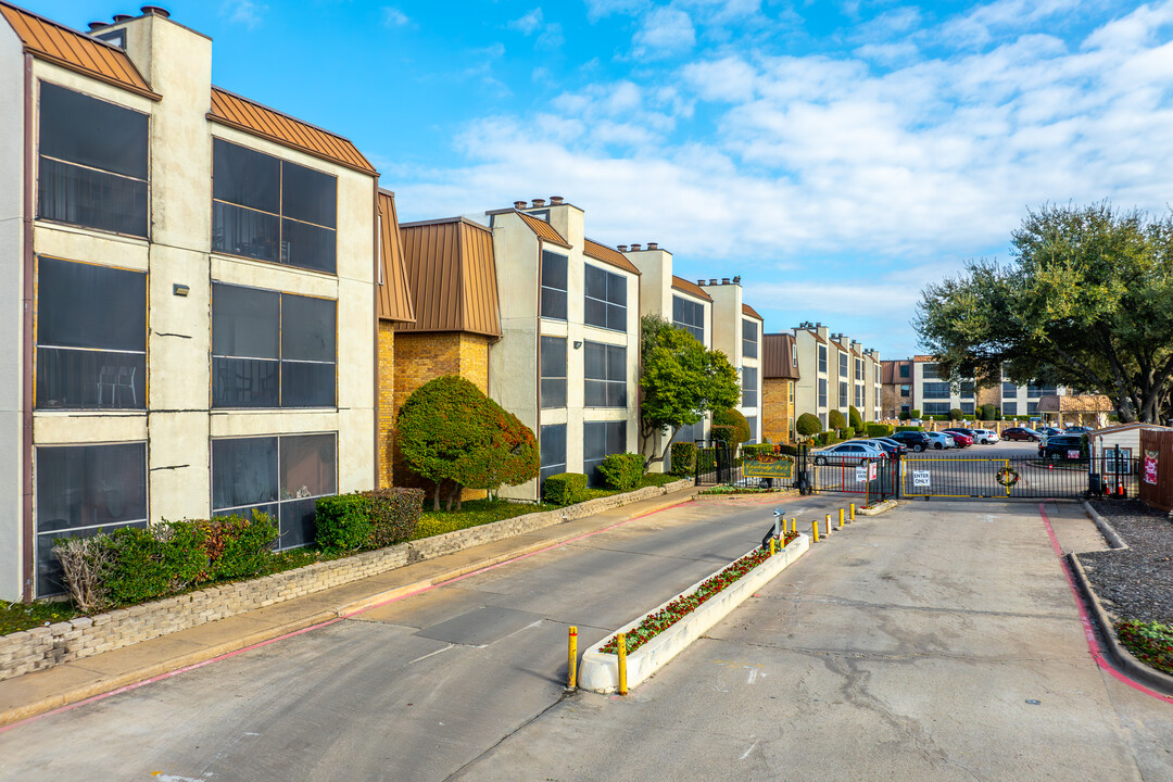 Cambridge Park Condominiums in Dallas, TX - Building Photo