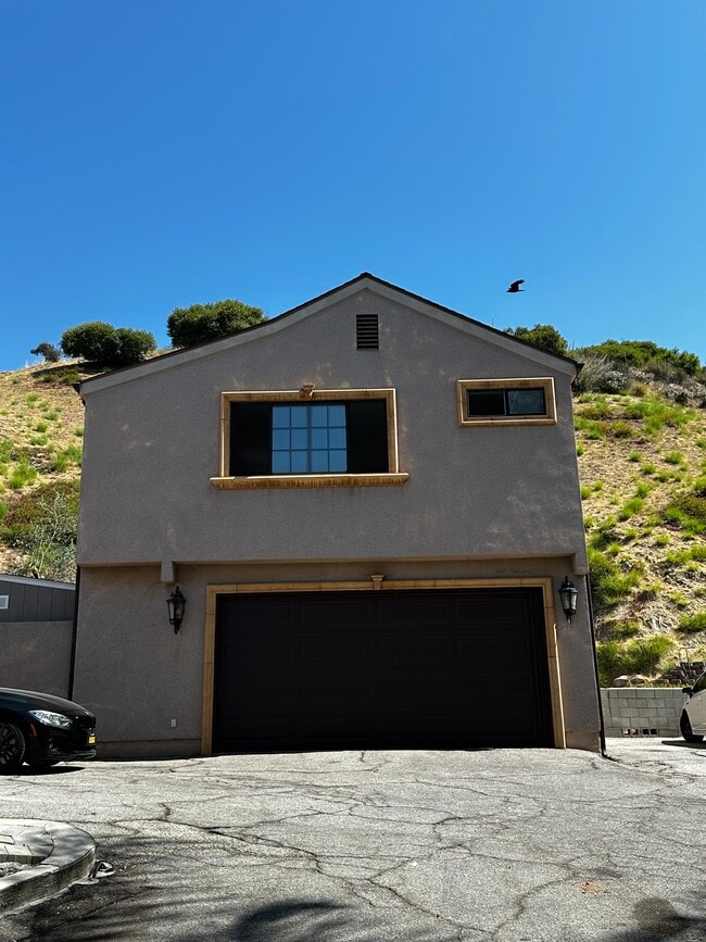 8532 Vine Valley Dr in Sun Valley, CA - Foto de edificio - Building Photo