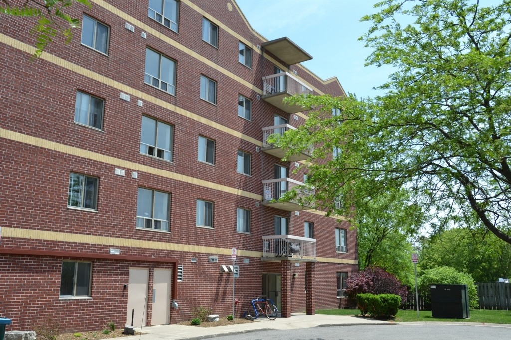 College Court Apartments in London, ON - Building Photo