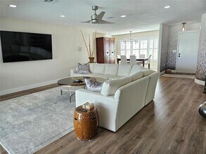 917 S Gondola Dr in Venice, FL - Foto de edificio - Building Photo