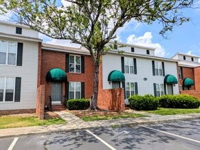 Lexington Place Apartments in West Columbia, SC - Foto de edificio - Building Photo