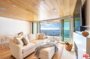 11950 S Beach Club Way in Malibu, CA - Building Photo