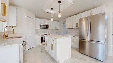 2056 SW Grant Ave in Port St. Lucie, FL - Foto de edificio - Building Photo