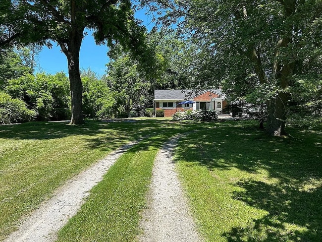 8701 Brookville Rd in Plymouth, MI - Building Photo - Building Photo