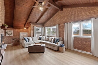 4330 Highland Ave in Downers Grove, IL - Foto de edificio - Building Photo
