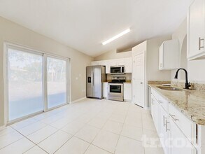 164 Larchmont Dr in Deltona, FL - Foto de edificio - Building Photo