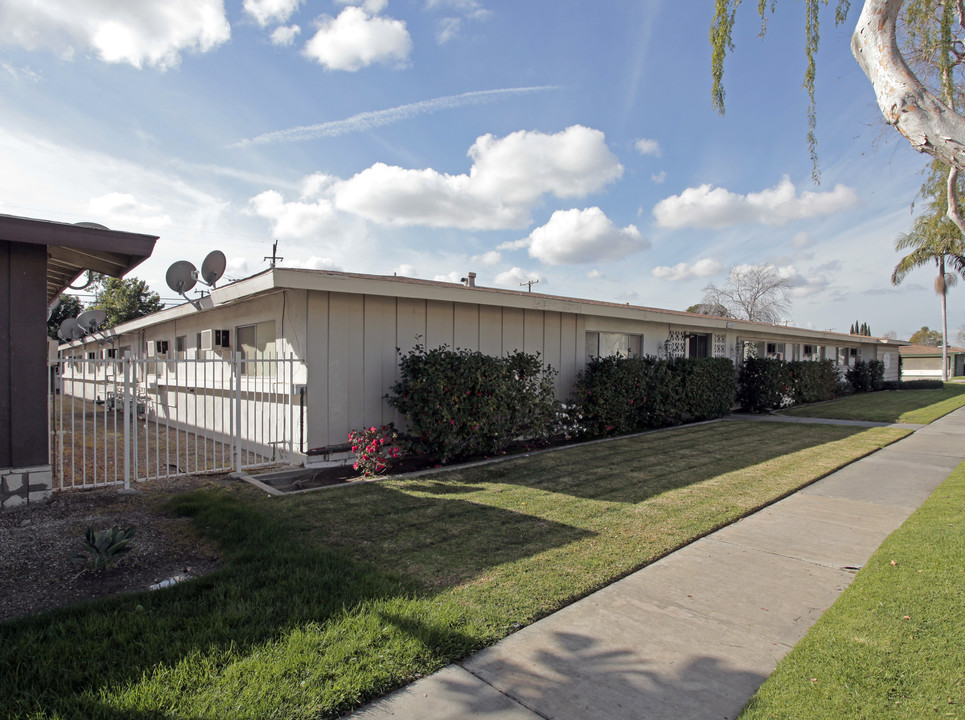 2218 E Westport Dr in Anaheim, CA - Building Photo