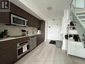 5 Hanna Ave in Toronto, ON - Building Photo - Building Photo