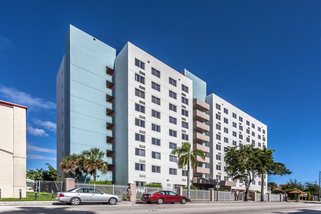 Vista Alegre in Miami, FL - Foto de edificio