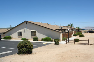 17486 Sequoia Ave in Hesperia, CA - Foto de edificio - Building Photo