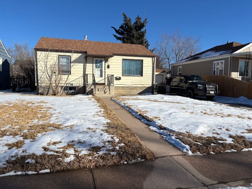 3327 Duff Ave in Cheyenne, WY - Foto de edificio