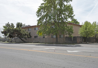 1214-1232 Harvard Ave in Clovis, CA - Building Photo - Building Photo