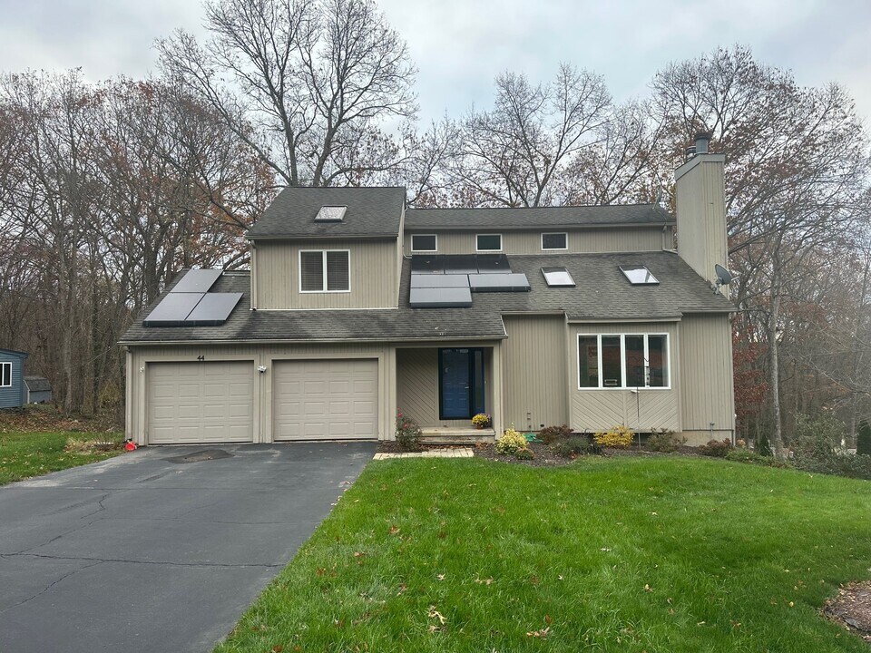 44 Spice Hill Dr in East Hampton, CT - Building Photo