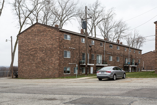 Garfield Villa Apartments in Cleveland, OH - Foto de edificio - Building Photo