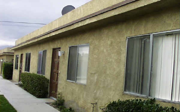 555 E Cottonwood Rd in Palm Springs, CA - Foto de edificio - Building Photo