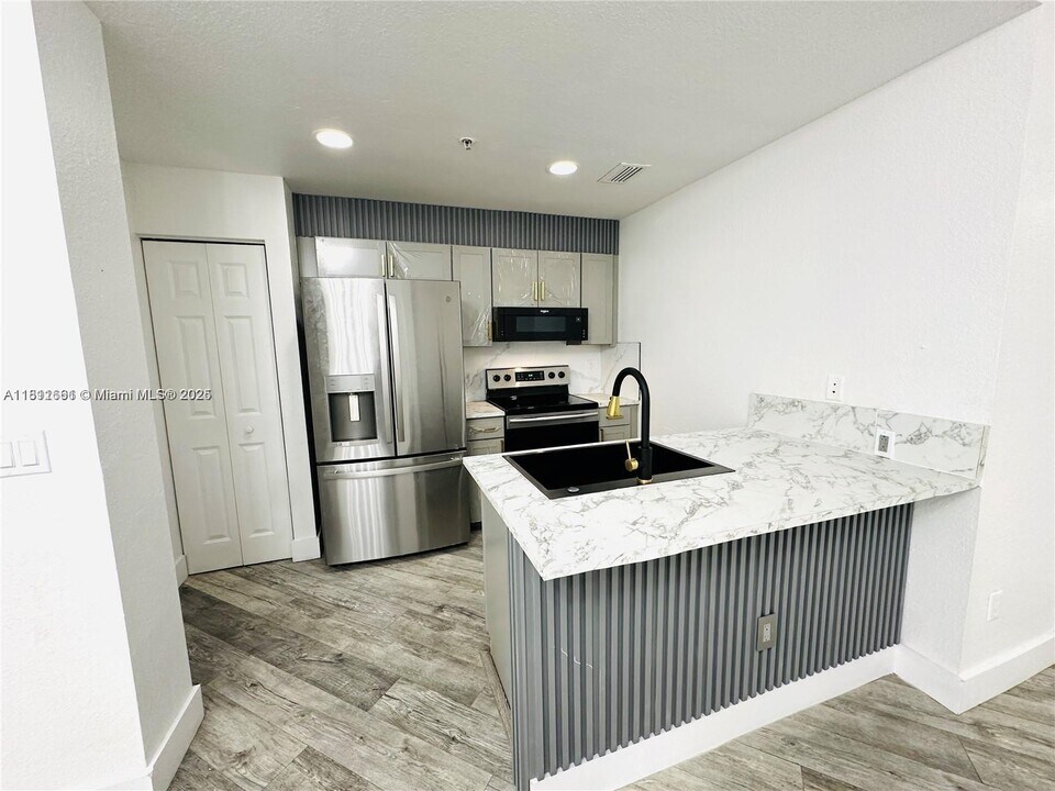 1962 Freeport Dr in Riviera Beach, FL - Building Photo