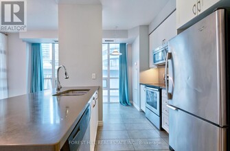 19-319 Grand Trunk Crescent in Toronto, ON - Building Photo - Building Photo