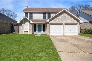 8030 Log Hollow Dr in Houston, TX - Building Photo