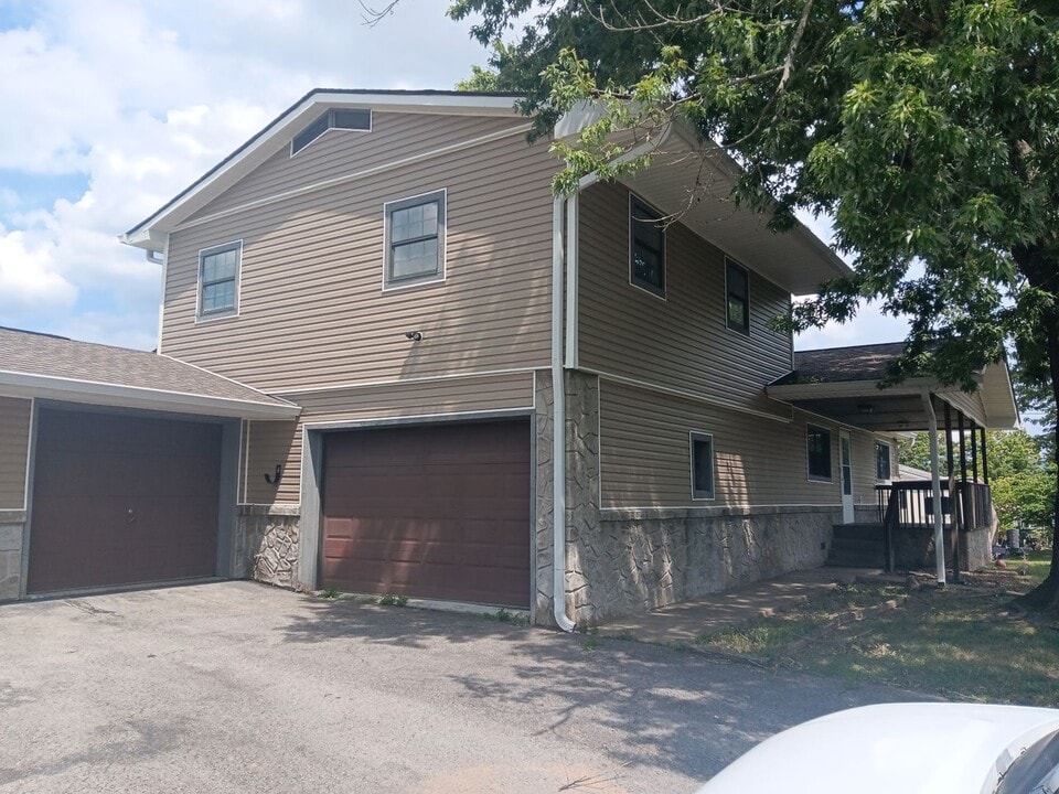 160 Easy St in Newport, TN - Building Photo