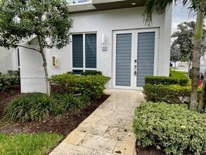 6415 NW 102nd Path in Doral, FL - Building Photo - Building Photo